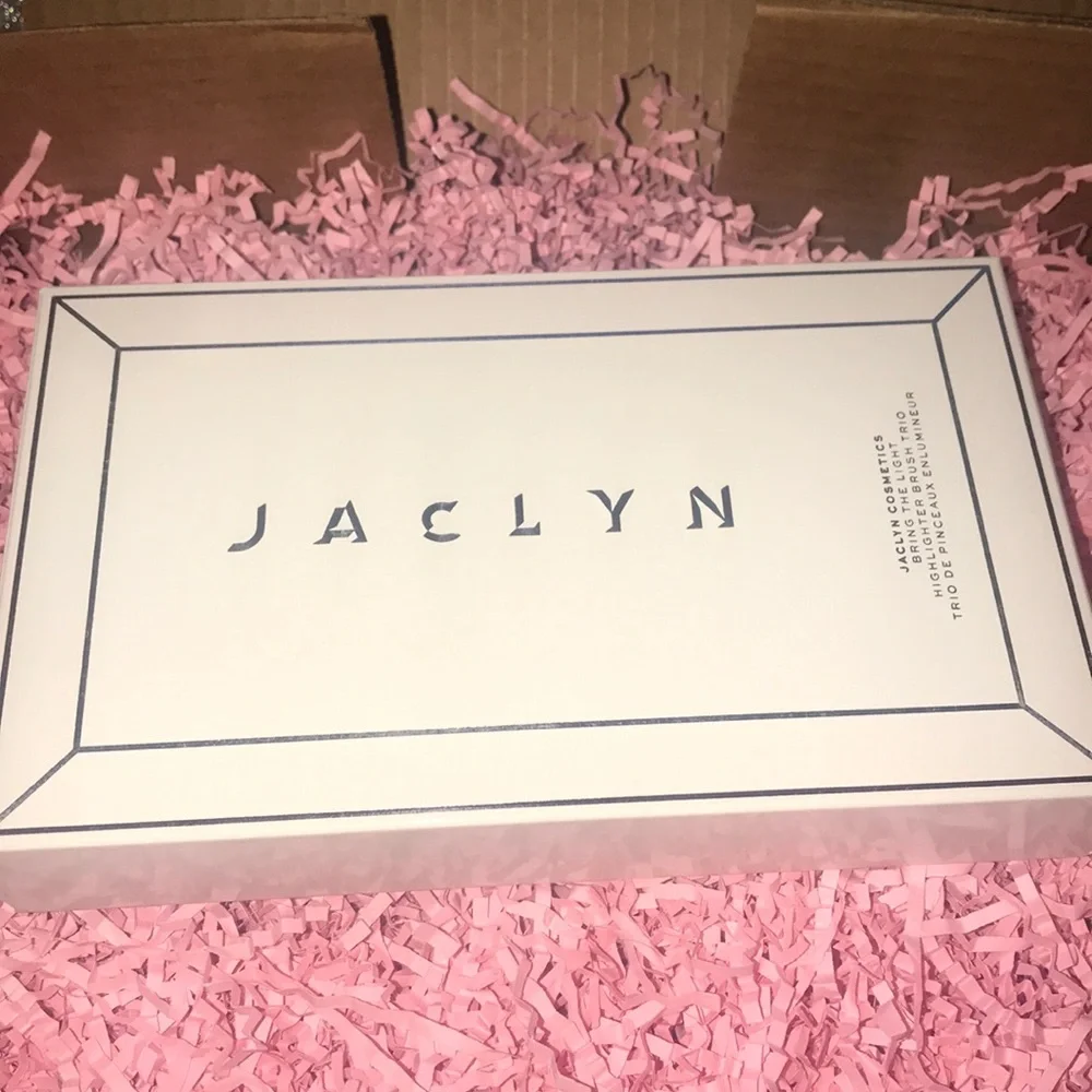 🆕🌿JACLYN COSMETICS: J02 Accent Light Highlighter Brush